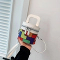 Mini borsa a cilindro con motivo patchwork colorato e manico in pelle bianca - Bianco