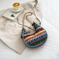 Sac selle bohème ethnique avec motif tissé coloré et bandoulière chaîne dorée - Style Un (Texture Géométrique Multicolore)