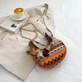 Sac bandoulière bohème demi-lune avec glands colorés et chaîne dorée sur tissu beige - Style Deux (Tissage Ethnique Orange Brun)
