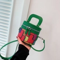 Borsa a cilindro geometrica colorata con cornice verde e motivo a scacchi vivaci - Verde