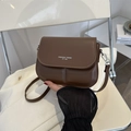 Chique bruine kleine crossbodytas met reliëflogo voor dagelijks recreatief gebruik - Bruin