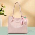 Rosafarbene geprägte Ledertasche mit geflochtenen Griffen und Pfirsich-Plüschanhänger - Rosa