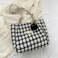 Bolso tote clásico de tweed a cuadros en blanco y negro con cadena y pompón de piel - Blanco