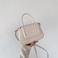 Crèmewitte kleine crossbodytas met krokodillentextuur, quiltpatroon en gouden hardware - Wit