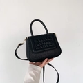 Elegante zwarte handtas met krokodillenpatroon, gewatteerde flap en goudkleurige hardware - Zwart