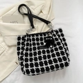 Bolso tote de tweed de cuadros blancos y negros con cadena metálica y pompón suave - Negro