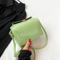 Sac cylindrique plissé vert clair avec boucle dorée et bandoulière fine pour femme - Vert