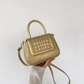 Elegante gouden vierkante crossbodytas met krokodillenpatroon en gewatteerde textuur - Goud