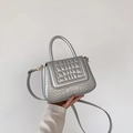 Zilveren crossbodytas met krokodillenprint, handvat en metallic gewatteerde textuur - Zilver