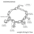 Dettaglio del bracciale in acciaio inossidabile con ciondoli a cuore, orso e farfalla - 16+4cm / Color Acciaio