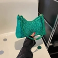 Stijlvolle smaragdgroene geplooide fluwelen okseltas met elegante gouden metalen ringen - Groen