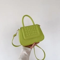 Lichtgroene gewatteerde crossbodytas met krokodillentextuur en gouden hardware - Groen