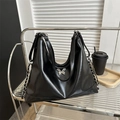 Vielseitige schwarze PU Leder Hobo Bag mit silberner Schmetterlingsschnalle und Kette - Schwarz