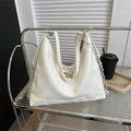 Weiße Hobo-Tasche aus weichem PU-Leder mit silbernem Schmetterling und Kettengurt - Weiß