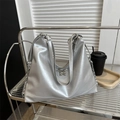 Silberne Metallic-Hobo-Tasche aus weichem PU mit Schmetterlingsschnalle und Kettengurt - Silber
