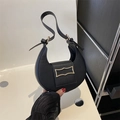 Sac selle rétro français noir avec texture crocodile et boucle dorée élégante - Noir