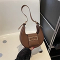 Sac demi-lune marron avec boucle en métal doré et longue poignée - Marron