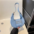 Sac bandoulière bleu clair en forme de croissant avec texture croco et boucle d'or - Bleu