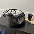 Bolso bandolera minimalista de cuero PU negro con correa ajustable y silueta tipo tote - Negro
