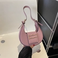Sac croissant rose avec texture crocodile et détail de boucle en métal doré chic - Rose