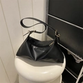 Borsa sottobraccio minimalista in pelle PU nera con fibbia dorata su piedistallo bianco - Nero