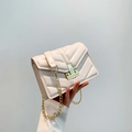 Borsa a tracolla trapuntata bianca con catena dorata e chiusura a scatto in metallo - Bianco