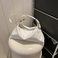Borsa hobo bianca in morbida pelle PU con grandi anelli dorati e tracolla moderna - Bianco