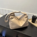 Bolso de hombro plisado beige minimalista en cuero sintético con correa ancha ajustable - Caqui