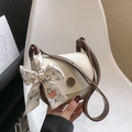 Mini bolso bandolera crema con ribete marrón y cinta decorativa de lazo en la correa - Blanco y Marrón