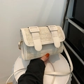 Sac bandoulière en paille tissée blanc crème avec rabat en similicuir et crochets dorés - Blanc