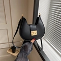 Schwarze Leder-Hobo-Tasche mit graviertem Goldverschluss und verstellbarem Riemen - Schwarz