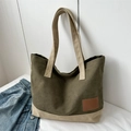 Bolso tote grande de lona verde oliva y beige con parche de cuero marrón y estilo casual - Verde