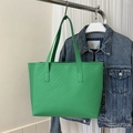 Dettaglio della borsa tote verde brillante con trapuntatura a V e lunghe tracolle a spalla - Verde Chevron Invertito