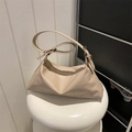 Borsa a spalla minimalista in morbida pelle PU beige con fibbia in metallo dorato - Cachi