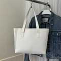 Dettaglio della grande borsa tote bianca trapuntata con cuciture a V e tracolla piatta - Bianco Chevron Invertito