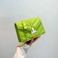 Borsa a tracolla trapuntata verde neon con catena dorata e chiusura metallica a scatto - Verde