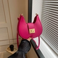 Modische Satteltasche in Drachenfrucht-Rosa aus Leder mit goldenem Metallschloss - Rosenrosa