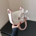 Bolso bandolera crema y rosa con emblema de logotipo y cinta de seda estampada - Blanco y Rosa