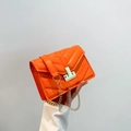 Borsa a tracolla trapuntata a V arancione acceso con catena dorata e chiusura metallica - Arancione