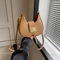 Minimalistische Satteltasche aus kamelfarbenem Leder mit goldener Schnalle - Khaki