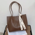 Grand sac cabas minimaliste en similicuir marron foncé avec détail élégant de foulard - Marron