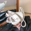 Mini bolso bandolera blanco con lazo decorativo y hebilla de metal con la letra E - Blanco
