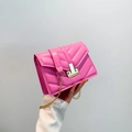 Borsa a tracolla trapuntata rosa acceso con fibbia in metallo dorato e catena - Rosa