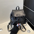 Mini-Rucksack aus schwarzem PU-Leder mit Fashion-Logo und bunten Perlen am Kordelzug - Schwarz