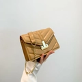 Elegante borsa a tracolla kaki trapuntata con catena dorata e fibbia geometrica - Cachi