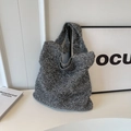 Silbergraue Stricktasche mit glitzerndem Metallic-Garn und minimalistischem Schultergurt - Schwarz