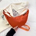Borsa a tracolla a mezzaluna in nylon arancione con tracolla regolabile e leggera - Arancione