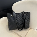 Borsa tote nera trapuntata con pochette coordinata, trama in pelle PU premium su sedia - Nero