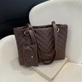 Set borsa tote trapuntata marrone scuro con pochette coordinata in stile elegante chic - Marrone