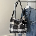 Sac fourre-tout à carreaux avec franges et pendentif en peluche suspendu à un cintre - Plaid Blanc Et Noir